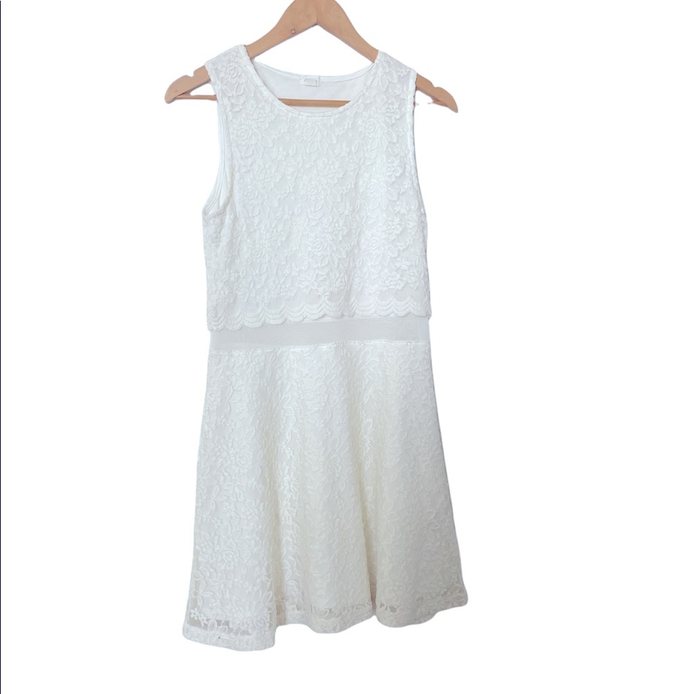 🎂 Feminin Minimalist Adorable white lace Garage dress size M.